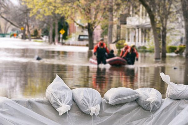 気候変動による洪水で男たちはいかだに沈む