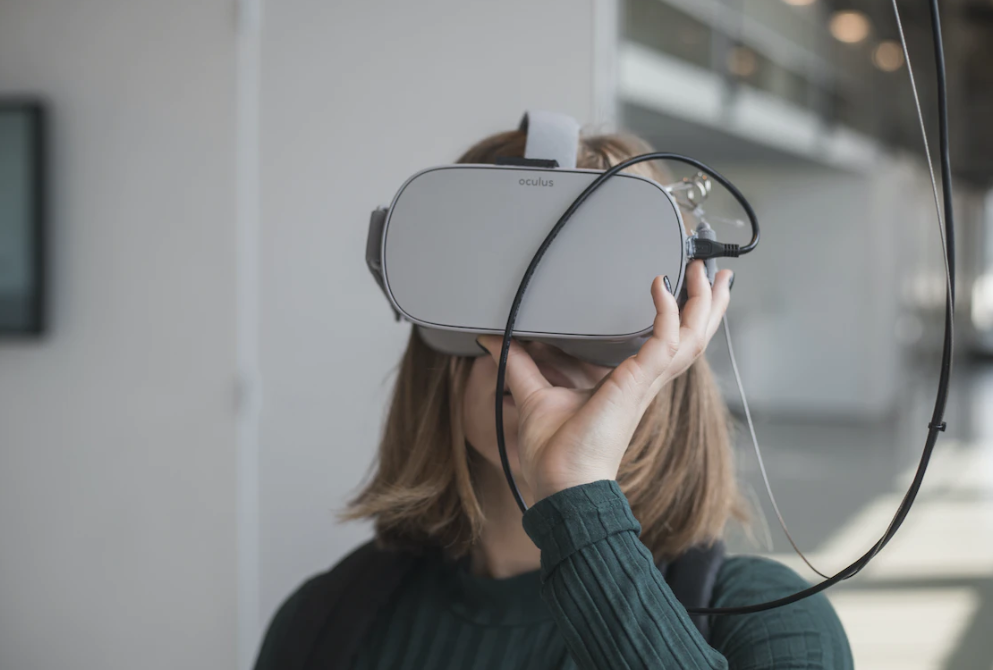 una mujer que usa un auricular VR para la salud mental en el metaverso