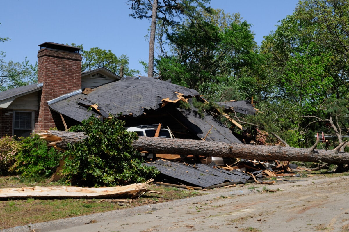 アーカンソー州で竜巻により家と車が被害