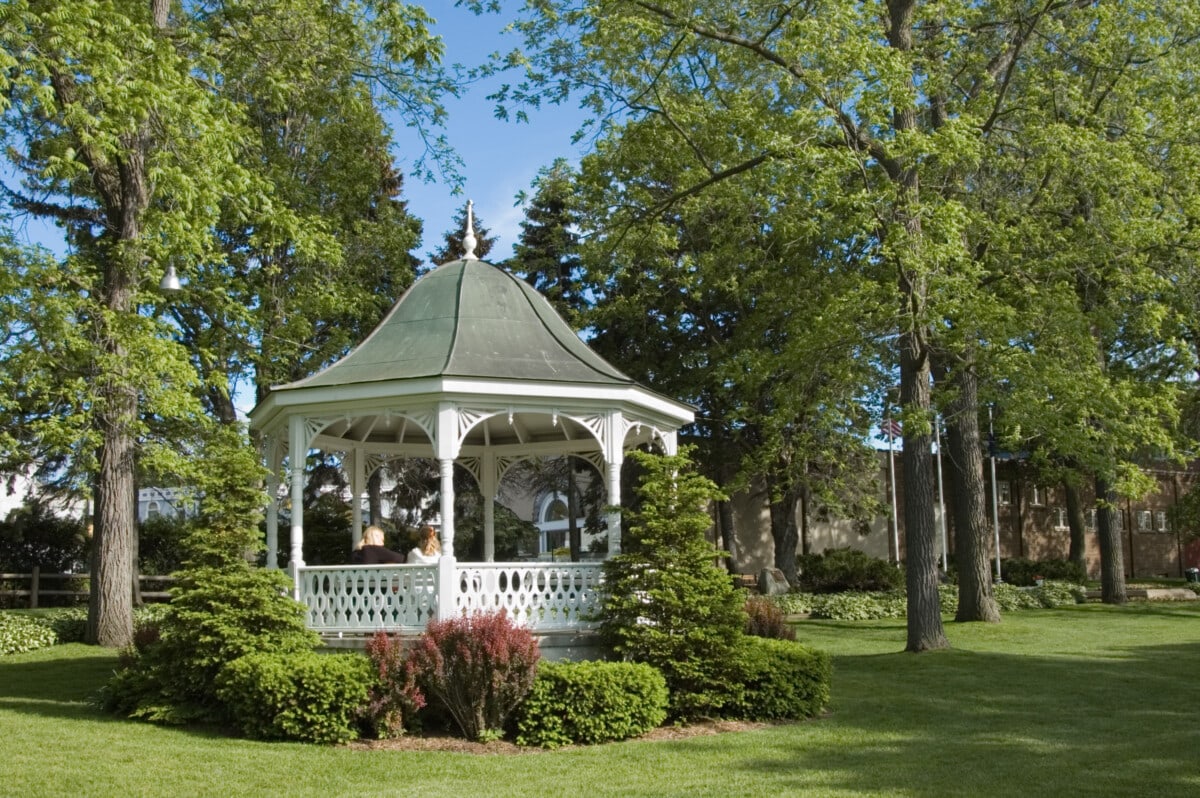 Weißer Pavillon in einem kleinen Stadtpark