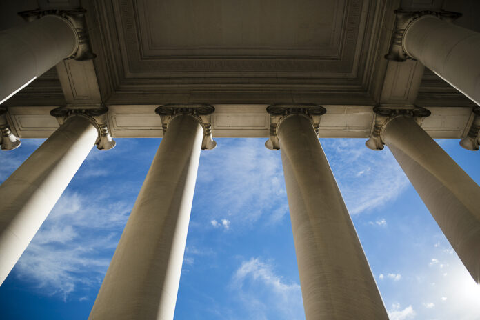 Columna de construcción en un edificio gubernamental con un hermoso cielo azul.