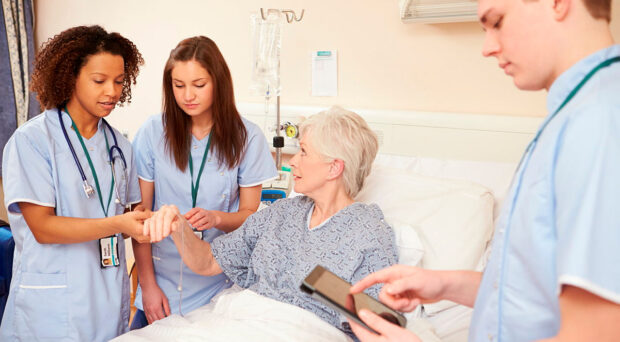 Krankenschwestern untersuchen einen Patienten