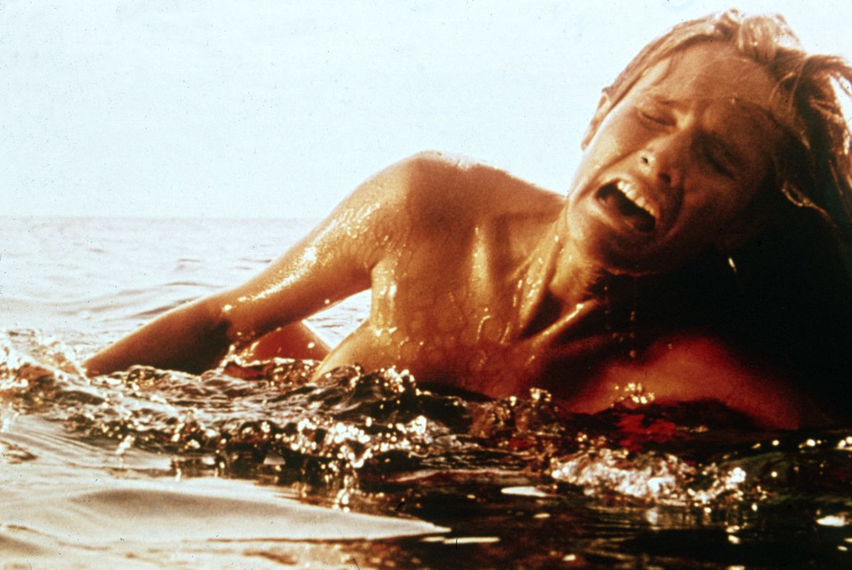 Steven Spielberg'in yönettiği 1975 yapımı Jaws filminden bir karede, büyük beyaz bir köpekbalığının saldırısına uğrayan bir kadın yüzücü çığlık atıyor.