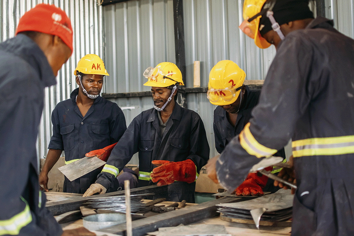 De voordelen van op de natuur gebaseerde oplossingen voor bedrijven_Ambachtslieden die in een kooktoestellenfabriek in Kenia werken_visual 5