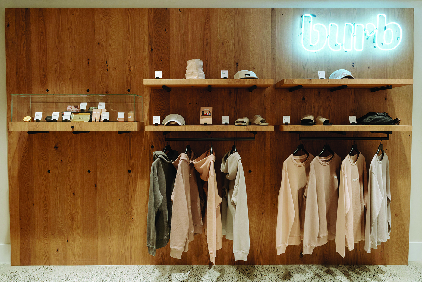 Burb Dispensary-kleding: ronde halzen, hoodies, mutsen, slippers, papa-petten, tassen