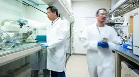 Di Jia Liu inspecteert katalysatormonster
