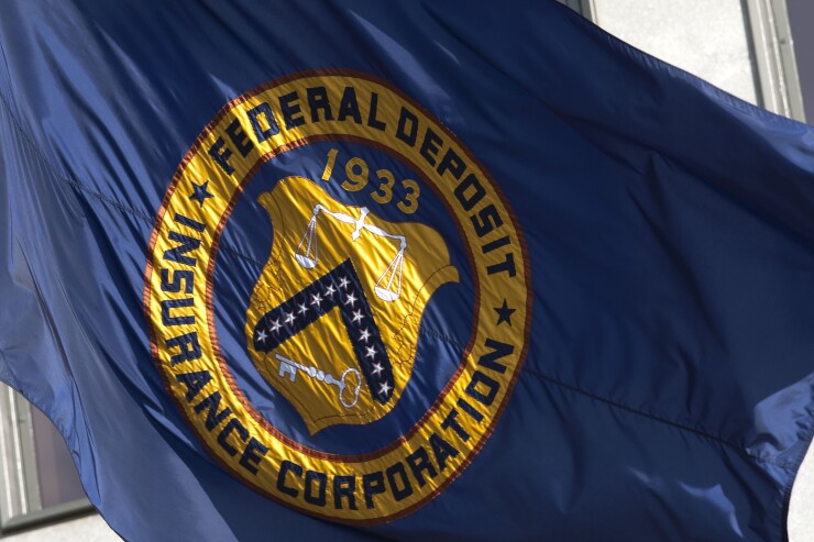 La bandiera della FDIC sventola fuori dalla sede dell'agenzia a Washington DC
