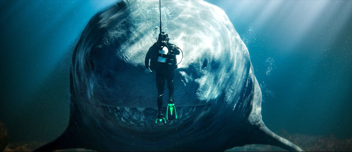 Một thợ lặn đối mặt với một con cá mập megalodon khổng lồ trong Meg 2: The Trench.