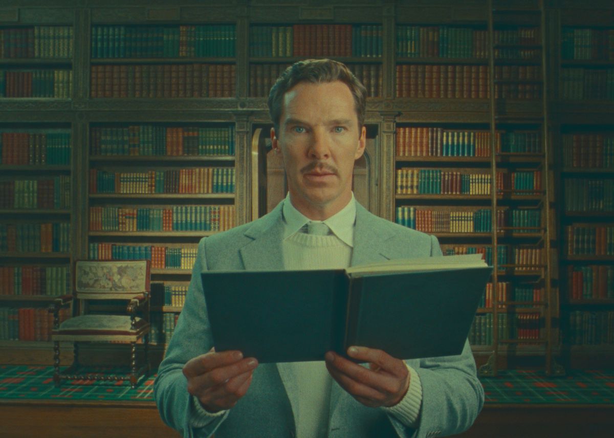 Benedict Cumberbatch trong vai Henry Sugar đang cầm một cuốn sách trong Câu chuyện tuyệt vời của Henry Sugar.