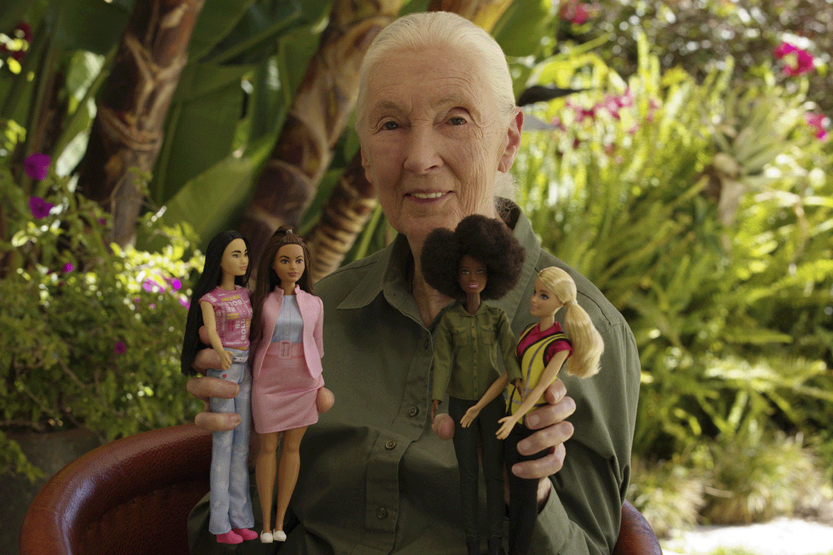 Barbie bewijst dat plastic niet langer fantastisch is_Dr. Jane Goodall houdt de hele set van Eco-Leadership Team Barbies_visual 2 vast