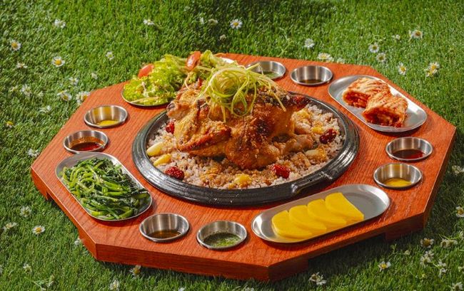 كاوكي دجاج مشوي متبل على الطريقة الكورية يقدم مع أرز محشو