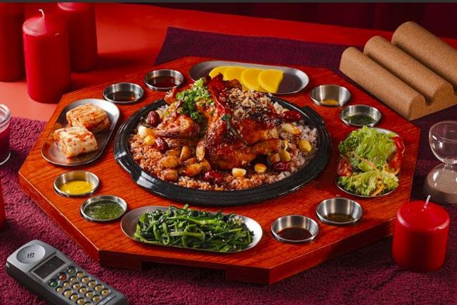 دجاج كاوكي الأحمر الحار في صلصة جوتشوجانج الحارة الرائعة مع الأرز المحشو