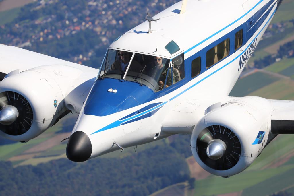Beechcraft 18 H - một trong những mẫu cuối cùng được sản xuất, có cabin "cao" và chuyển đổi bánh xe ở mũi.