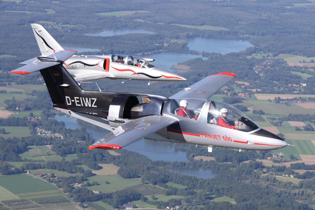 Uçuş sırasında çekilen RFB Fanjet 600 ve L-39C yan yana süzülüyor, eşleşen renk şemaları uyumlu bir tasarım senfonisi yaratıyor.