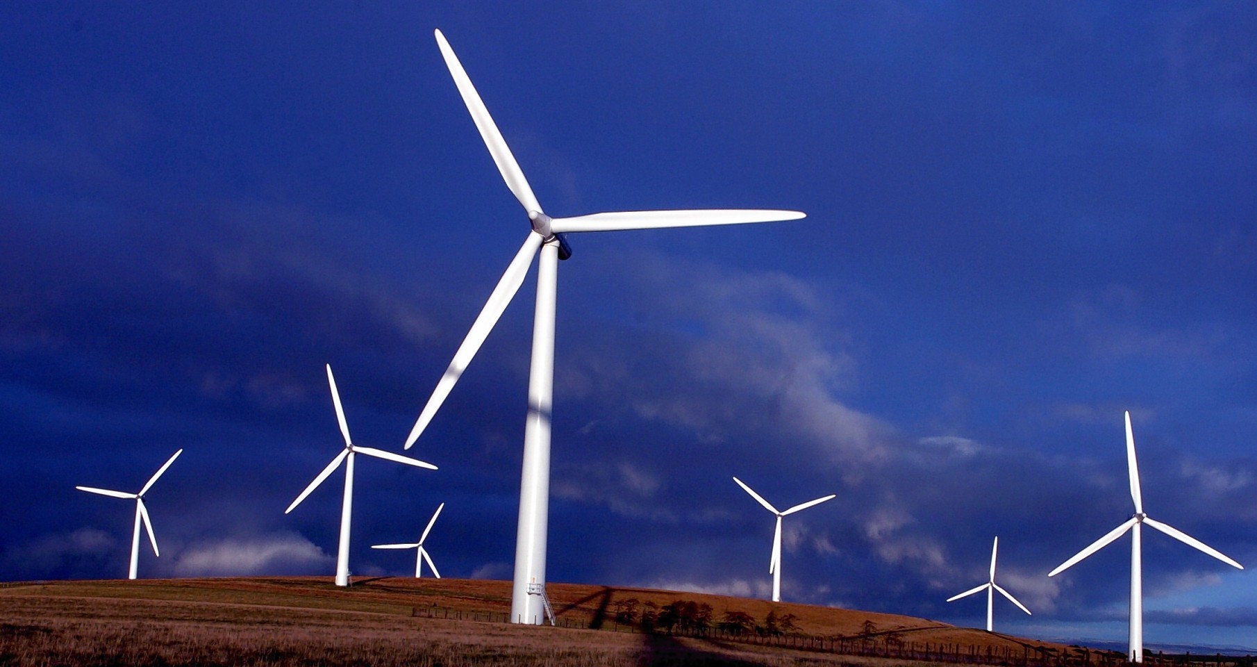 Vier onshore windturbines in Schotland.
