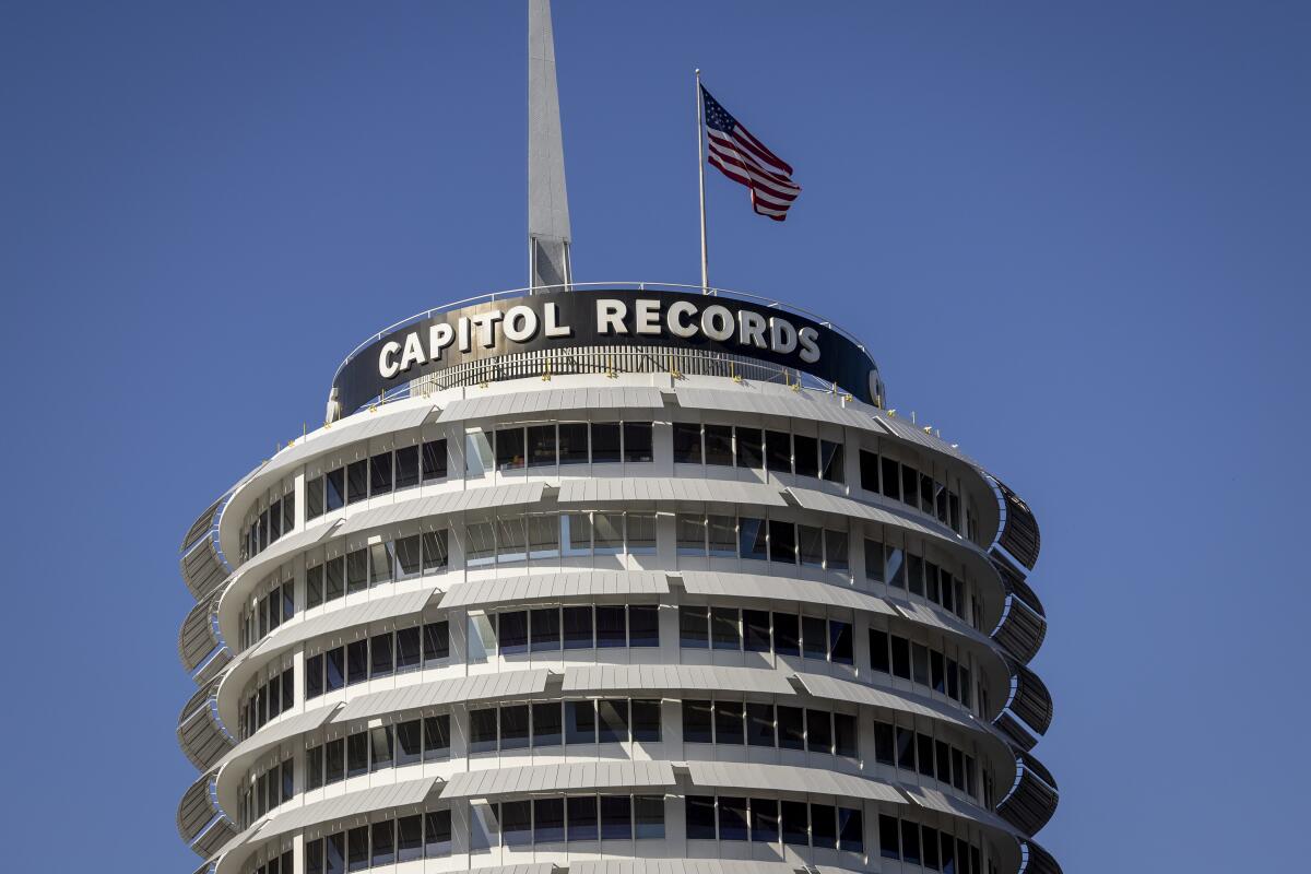 Buitenaanzicht van het bovenste gedeelte van het Capitol Records Building in Hollywood.