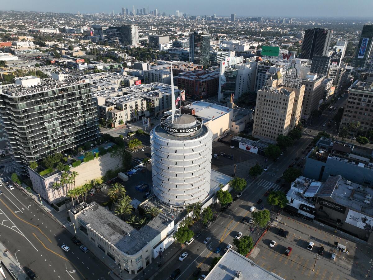 Luchtfoto van het Capitol Records-gebouw in Hollywood.