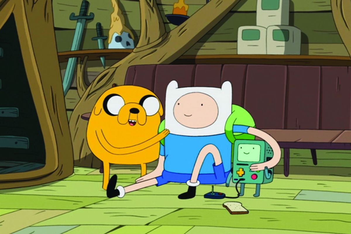Adventure Time'da Köpek Jake, İnsan Finn ve BMO ağaç evlerinin zemininde birbirlerine sarılıyorlar.