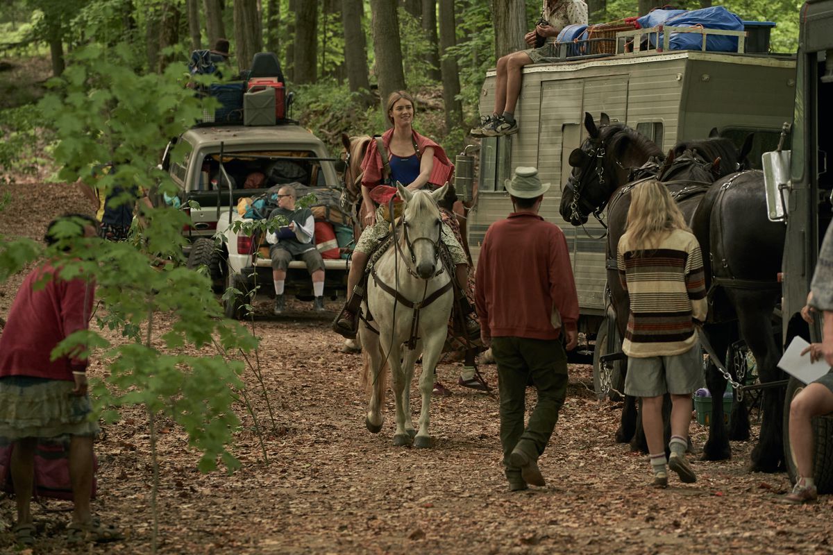 Kirsten (Mackenzie Davis) montando a caballo como miembro de la compañía ambulante de Shakespeare en la Estación Once