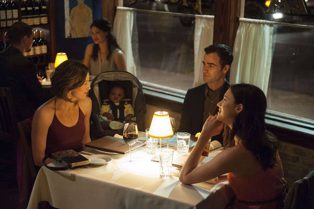 Una familia se reúne alrededor de una mesa en un restaurante en The Leftovers.