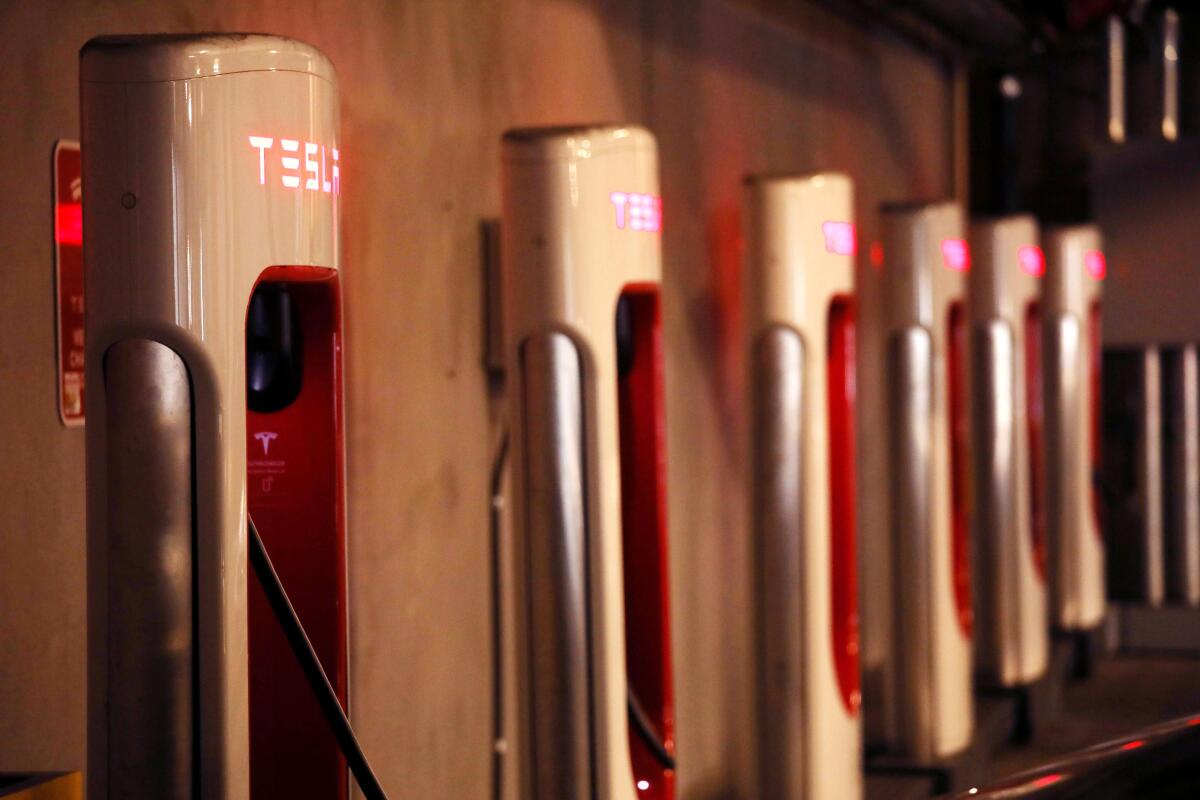 يمكن العثور على مجموعة من محطات Tesla Supercharger داخل مرآب مجمع شقق Haven في مدينة كولفر.