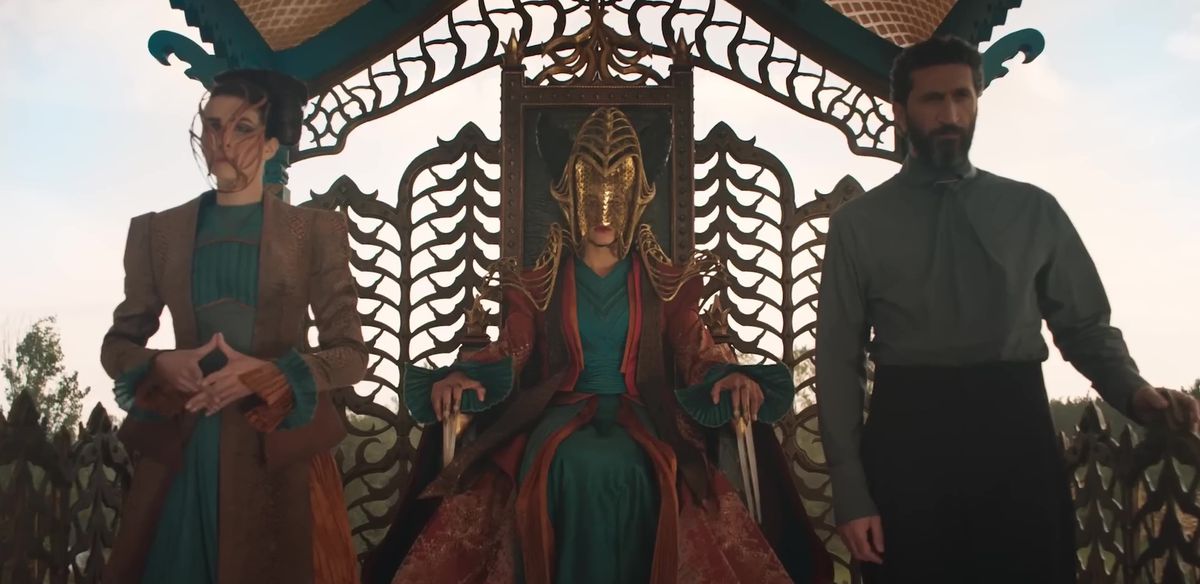 Una captura de pantalla del tráiler de la temporada 2 de La Rueda del Tiempo que muestra al gobernante seanchan sentado en el trono con el Oscuro a su lado.