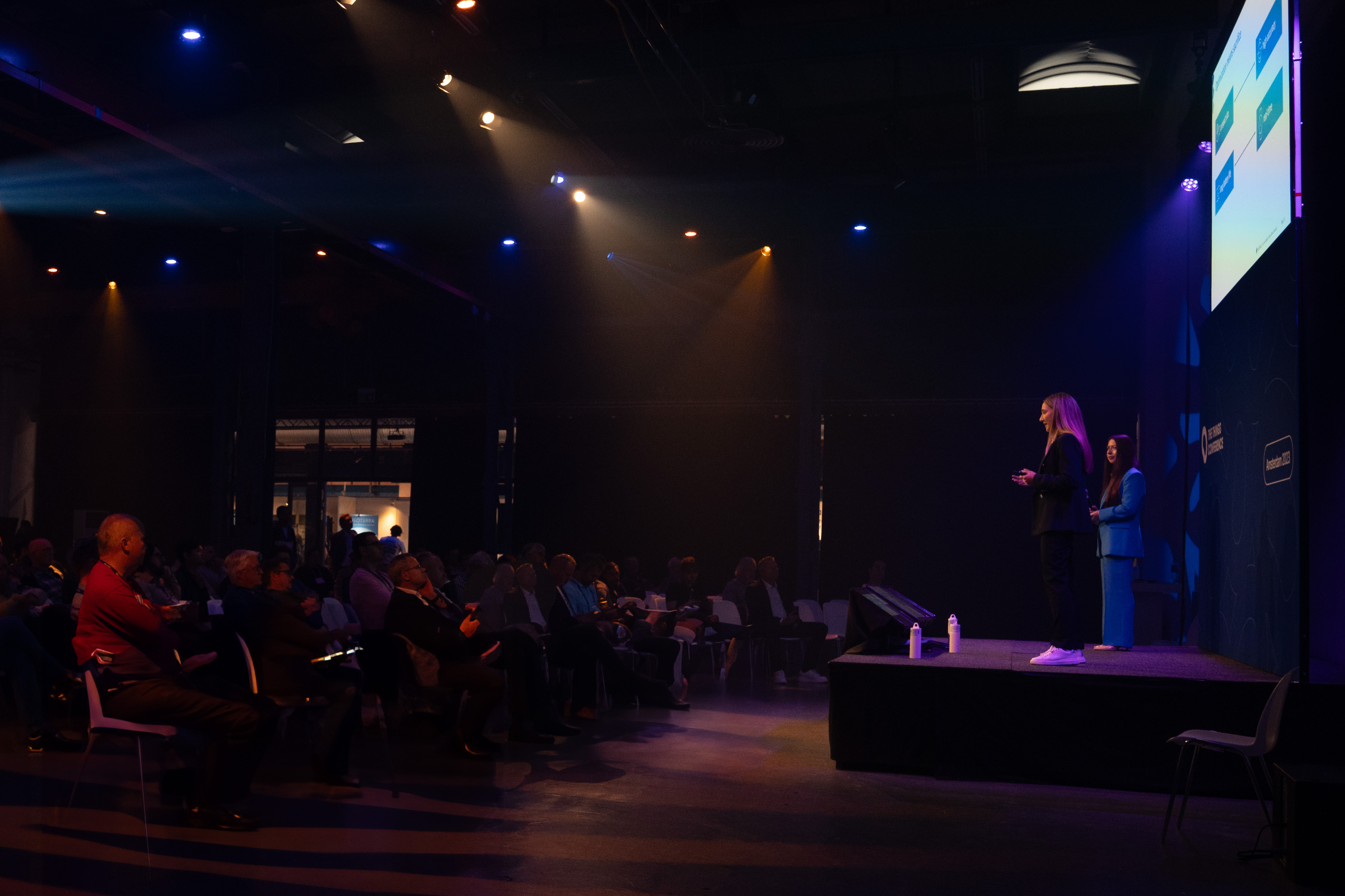 Geschäftsführerin Chiara Koopmans stellt Truvami auf der Bühne der Things Conference in Amsterdam vor (Foto: Business Wire)