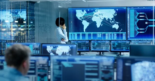 Frau blickt auf den Bildschirm mit Informationen zu Cybersicherheitsbedrohungen