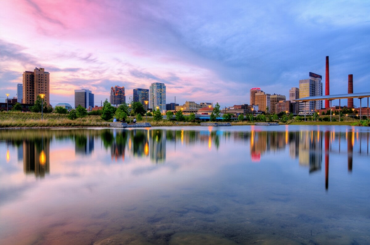 Skyline von Birmingham, Alabama mit violettem und blauem Himmel