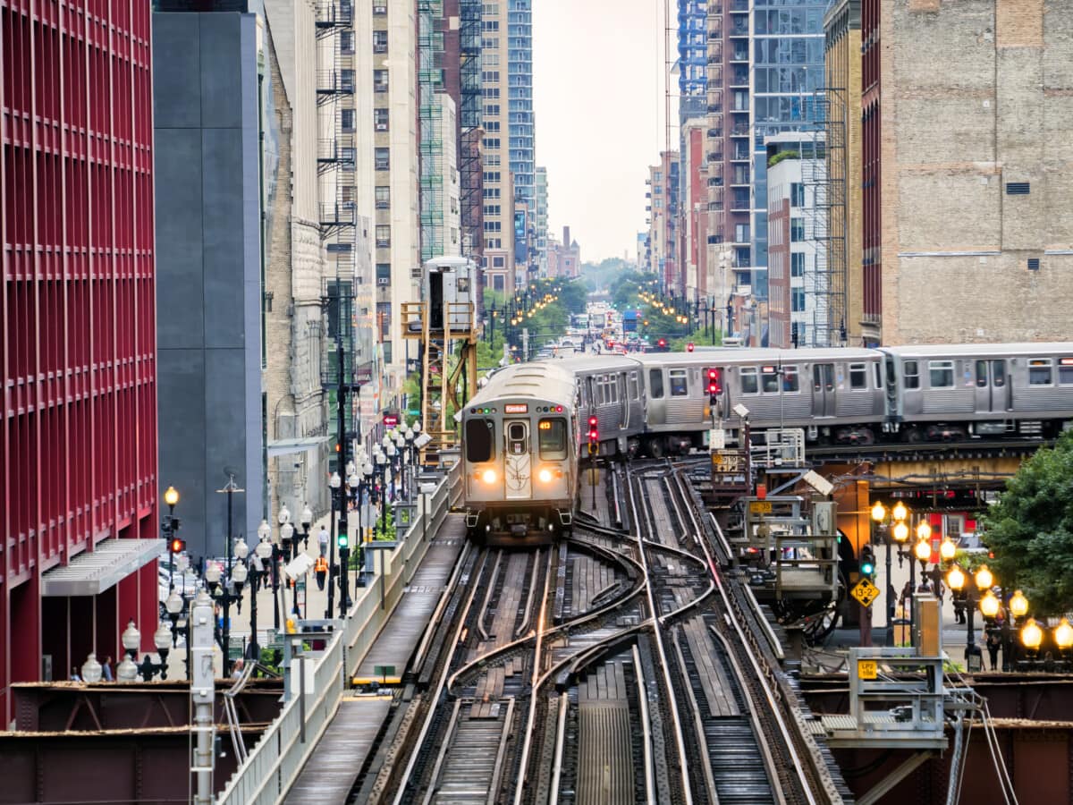 Chicago'nun döngü mahallesinde tren