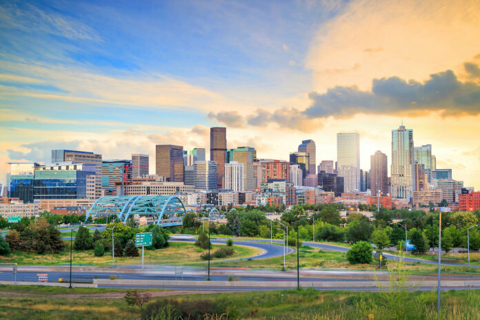 Panorama van de skyline van Denver lange blootstelling bij schemering.