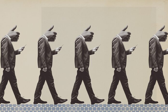 Personas conformistas distraídas con el pulgar hacia arriba en lugar de la cabeza, miran la pantalla del teléfono inteligente y caminan en fila: concepto de adicción a las redes sociales, diseño de collage vintage
