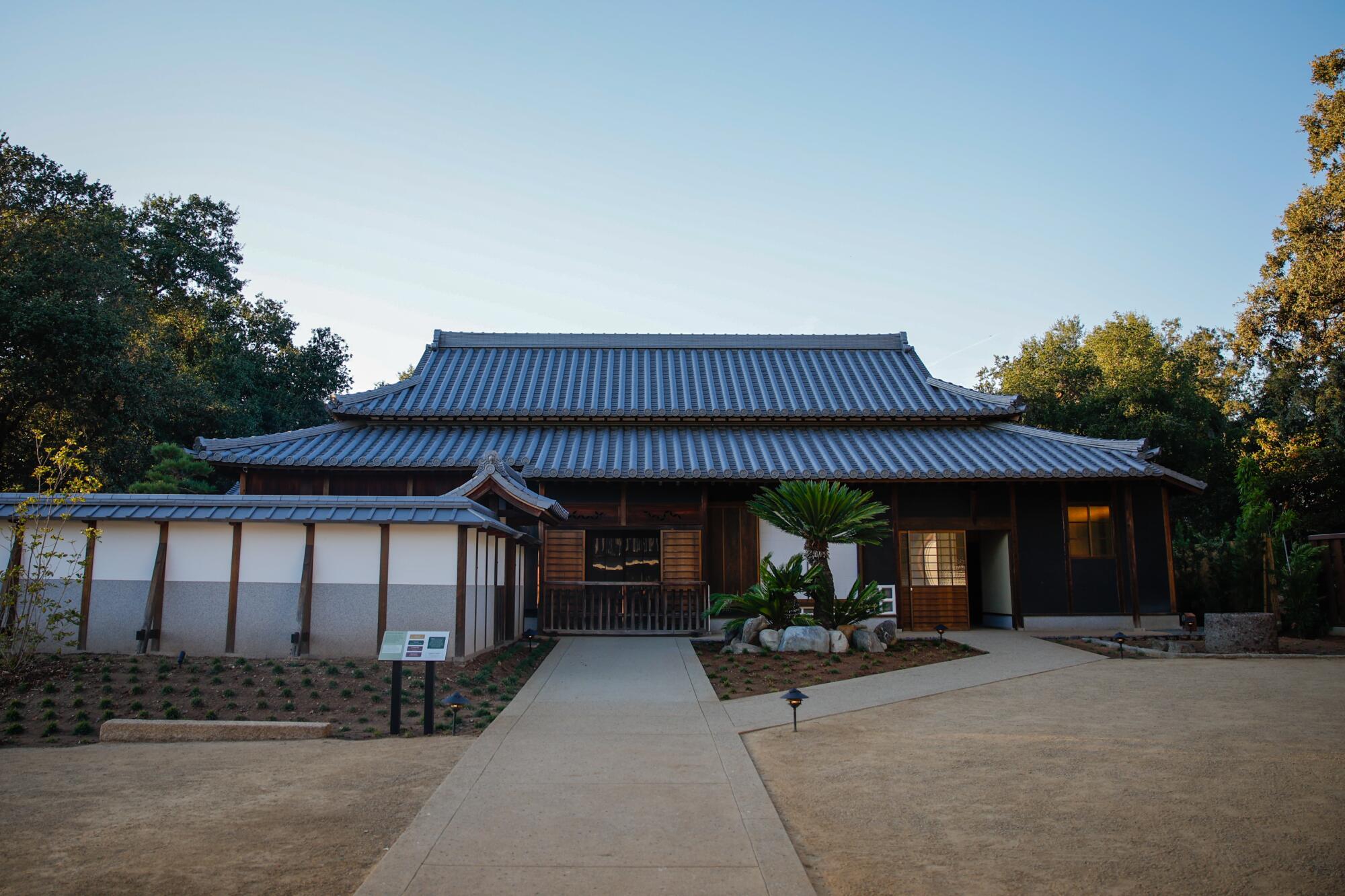 De hoofdingang voor boeren en ander gewone mensen bij het shōya-huis. De binnenplaats met schoongeveegd vuil was bedoeld voor dorpsevenementen.