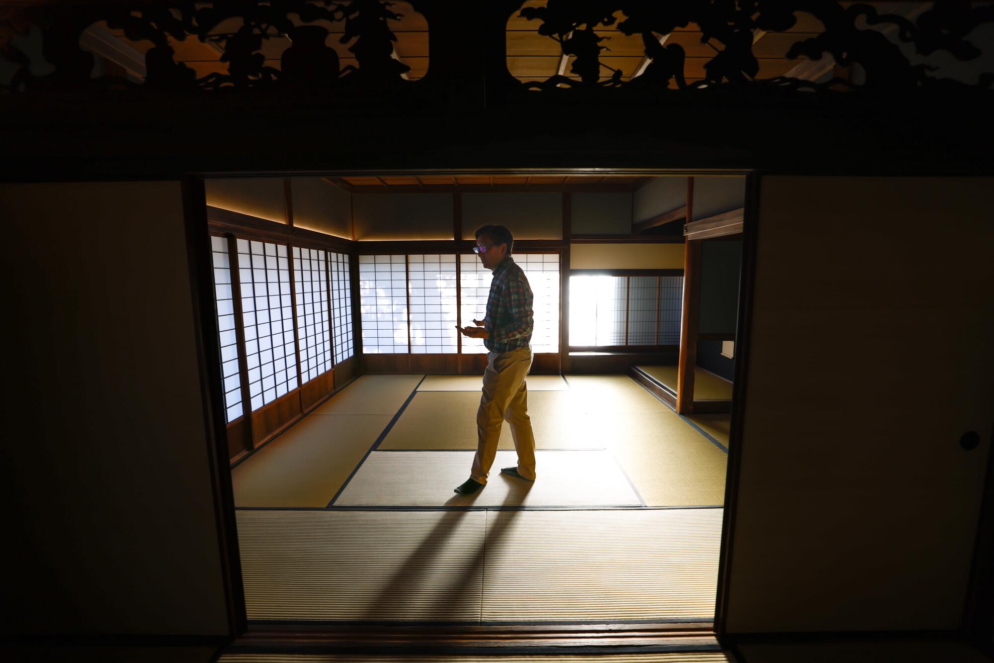 Robert Hori, shōya'nın ileri gelenlere ayrılmış en büyük odasında yürüyor. Duvarlar kayarak açılarak bahçeyi ortaya çıkarıyor.