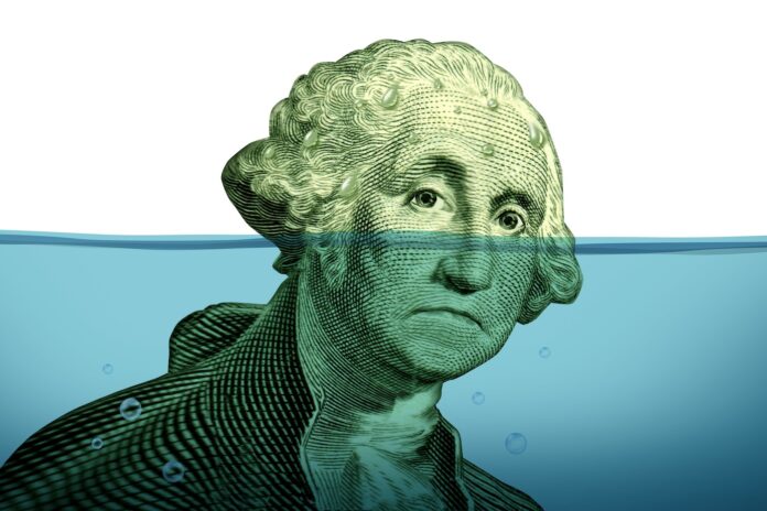 Schuldenprobleme halten Ihren finanziellen Kopf über Wasser, dargestellt durch ein ertrinkendes Porträt von George Washington, das im blauen Wasser versinkt, als Symbol für dringendes Scheitern und Scheitern im Geschäfts- und Geldmanagement.