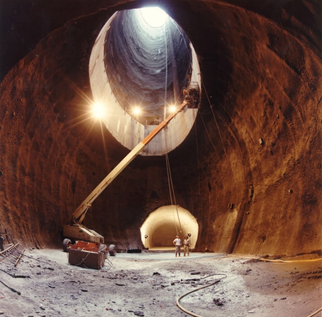 機械とケーブルを備えた大規模な地下トンネル