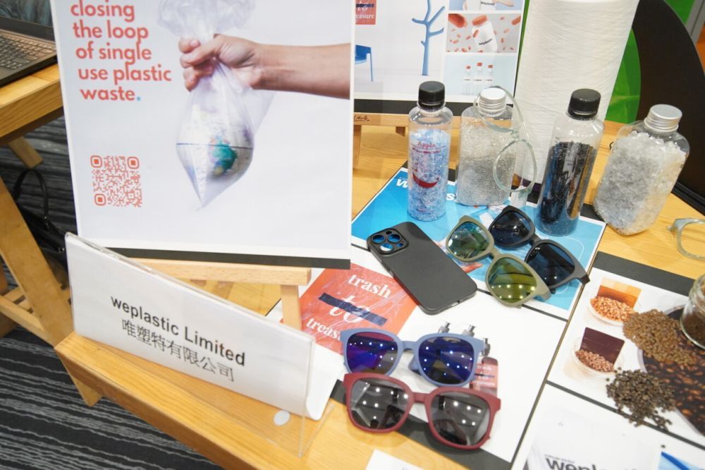 weplastic cooperó con tide de Suiza y la Universidad Suiza de Ciencias Aplicadas para desarrollar una solución de reciclaje para convertir los desechos plásticos en materias primas útiles.