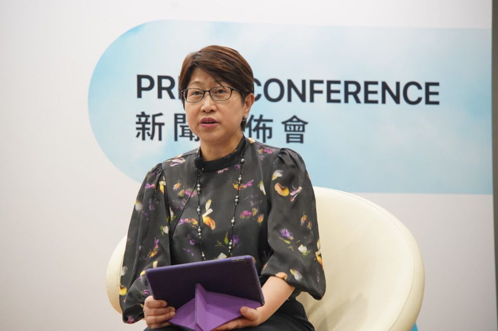 La directora ejecutiva adjunta del HKTDC, Sophia Chong, presenta los aspectos más destacados de Eco Expo Asia en una conferencia de prensa. Dijo que el gobierno de la RAEHK estaba comprometido a lograr la neutralidad de carbono para 2050 y esperaba fortalecer el papel de Hong Kong como centro financiero y de tecnología verde internacional.