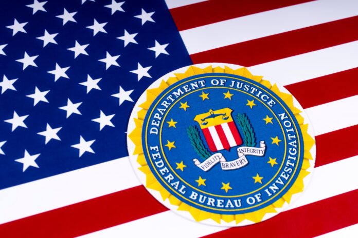 Das Siegel des Federal Bureau of Investigation mit der US-Flagge, am 26. März 2018. Das FBI ist der Inlandsgeheimdienst und Sicherheitsdienst der USA.
