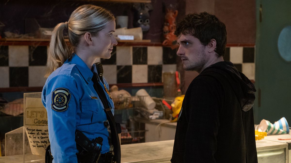 Nattevakten Mike (Josh Hutcherson) er forslått og villøyd og møter den oppkvikkede politimannen Vanessa (Elizabeth Lali) i filmen Five Nights at Freddy's