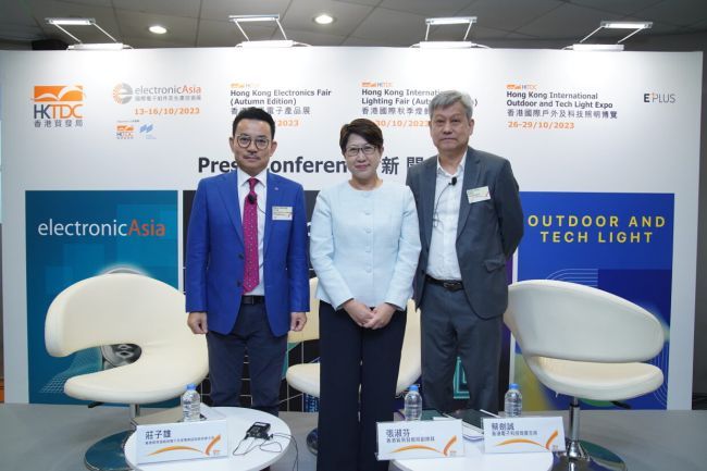 Sophia Chong, plaatsvervangend uitvoerend directeur van de HKTDC (midden); Steve Chuang, voorzitter van de HKTDC Electronics/Electrical Appliances Industries Advisory Committee [L]; en Victor Choi, voorzitter, Hong Kong Electronics & Technologies Association [R]