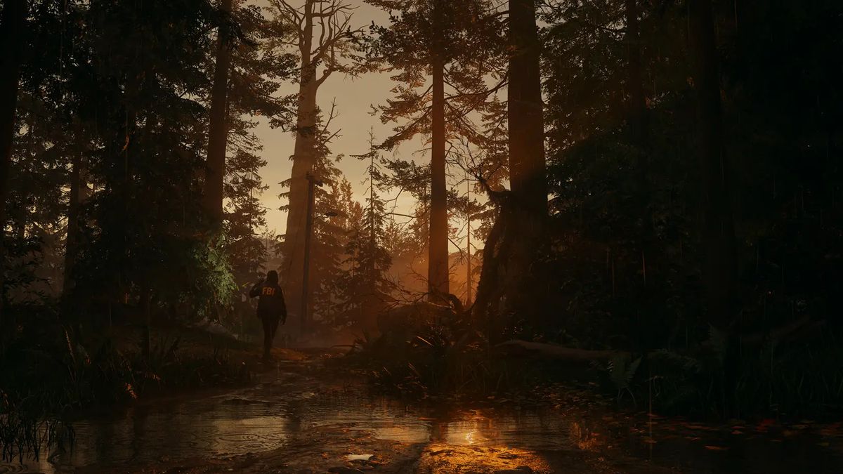 Una persona con una chaqueta del FBI se encuentra entre árboles gigantes cerca del atardecer en Alan Wake 2