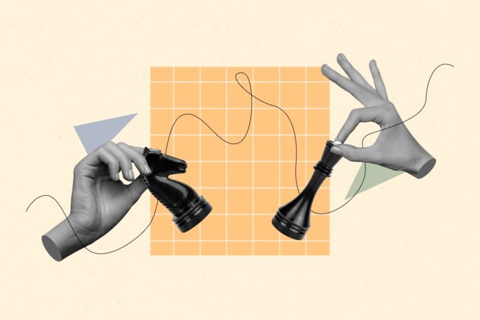 Collage de plantilla abstracta creativa de manos sosteniendo figuras de ajedrez oponentes estrategia de juego intelectual política jugando fondo de dibujo