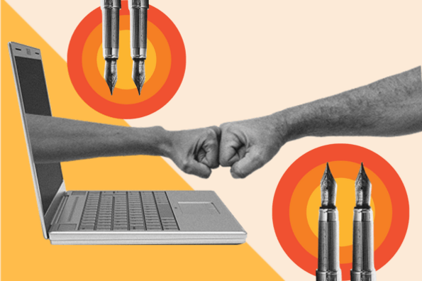 Een handvuist stoot tegen een andere hand die uit een laptop komt. Beiden zijn omgeven door vulpennen die het schrijven symboliseren.