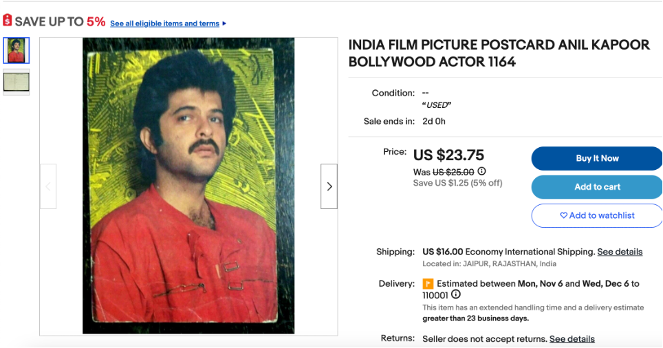 Một tấm bưu thiếp có hình nam diễn viên Anil Kapoor trên một trang thương mại điện tử. Bưu thiếp được bán với giá 23.75 USD và có các tùy chọn để mua ngay bây giờ hoặc thêm vào giỏ hàng.