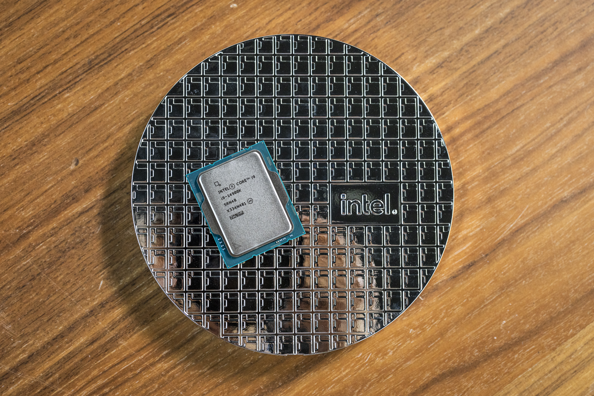 Intel Core i9-14900K en una oblea