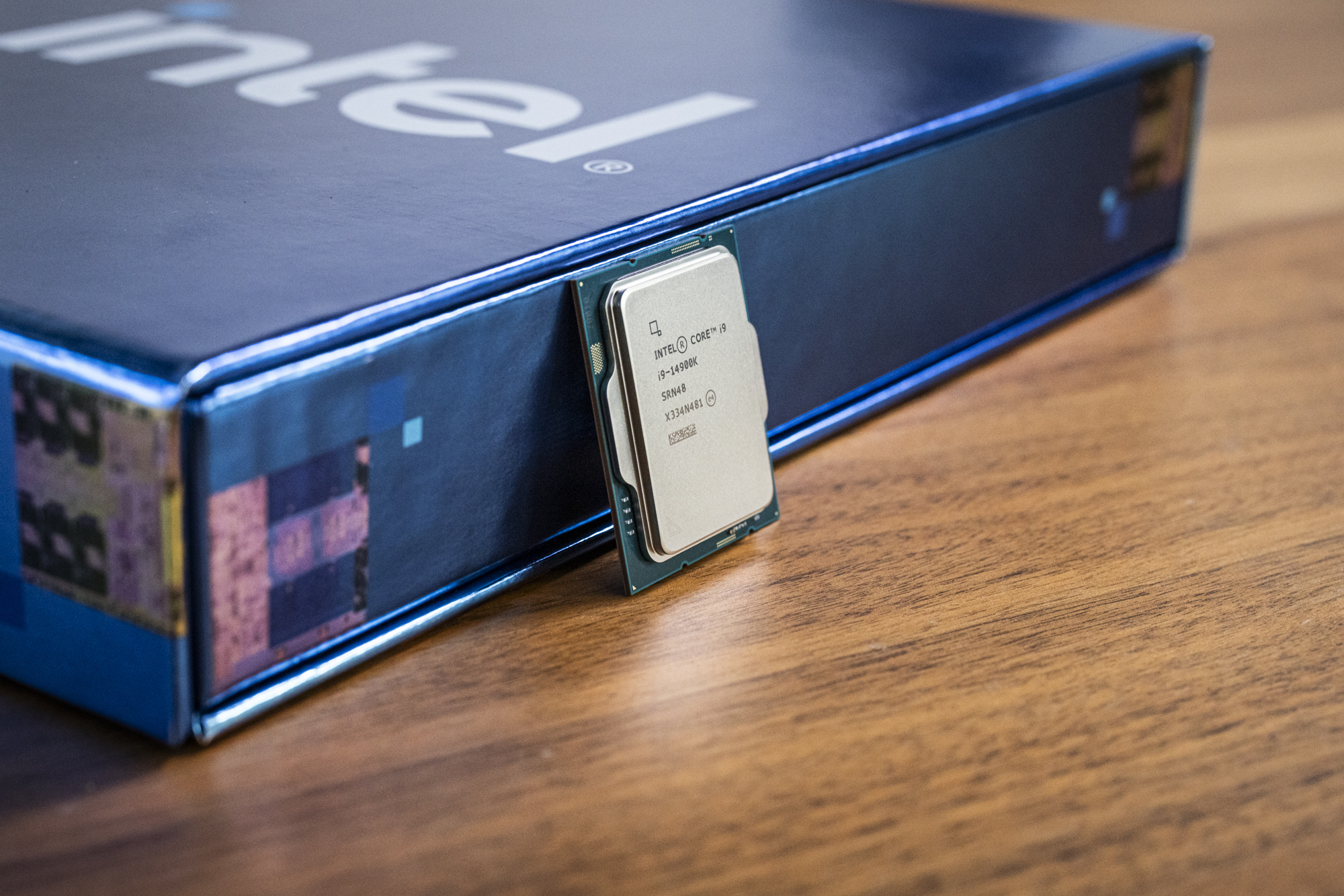 Intel Core i9-14900K junto a una caja de venta al por menor