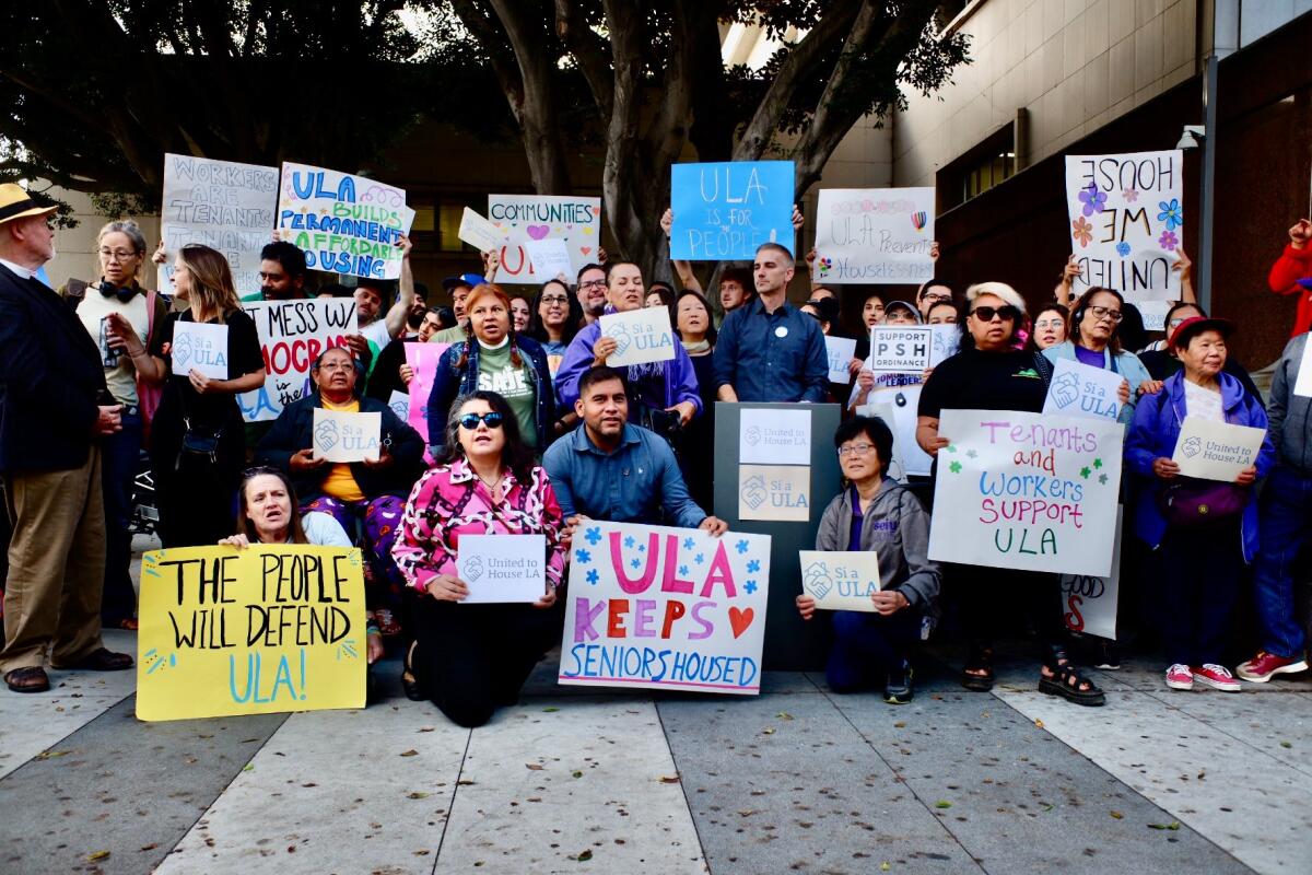 Defensores de la Medida ULA se reúnen afuera del tribunal en el centro de Los Ángeles