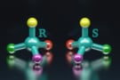 鏡像分子を R と S のラベルが付いたボールとスティックのモデルとして示す画像