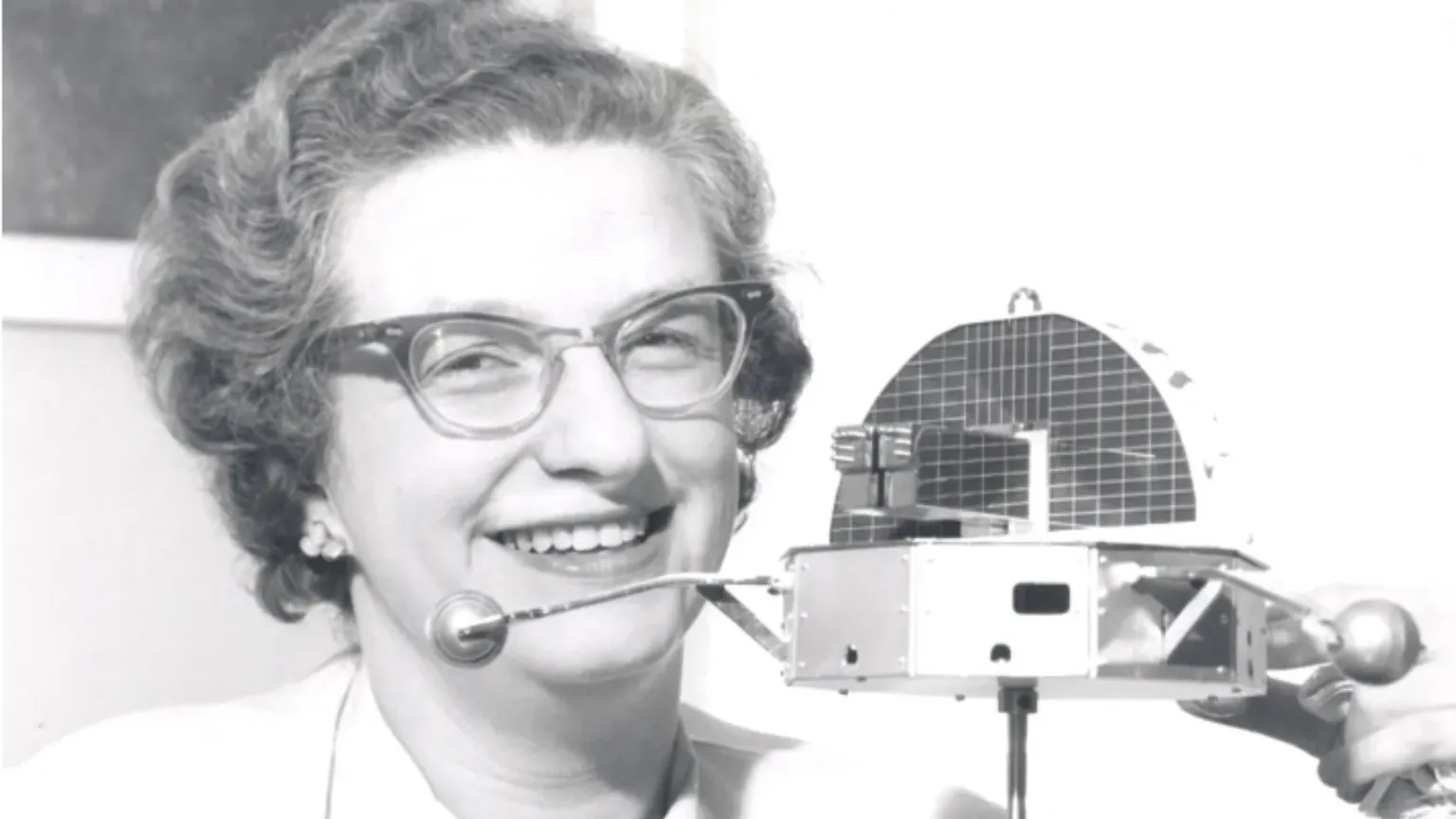 Dr. Nancy Grace Roman met een satellietmodel
